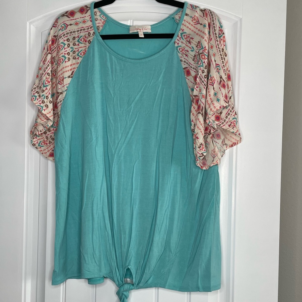 Hailey & Co s/s front tie top with Aztec sleeves Size 1X